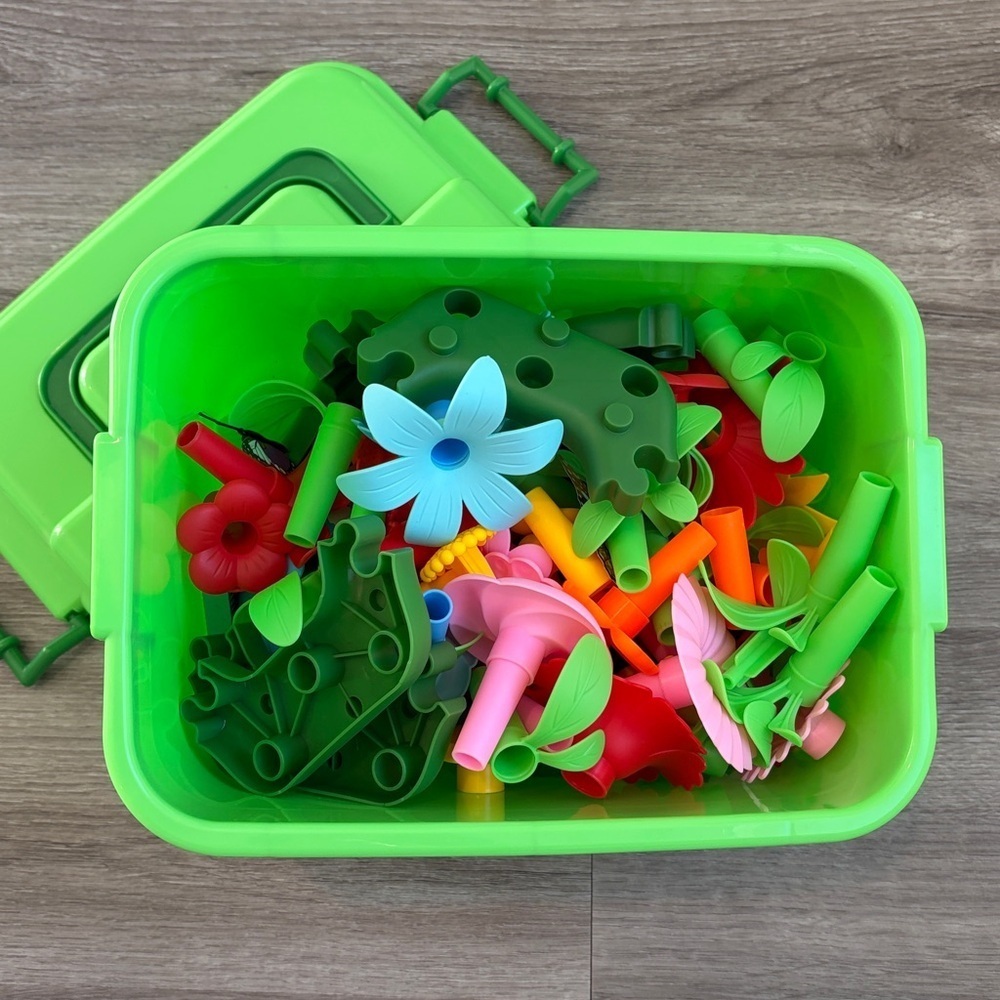 Flower garden building play set
